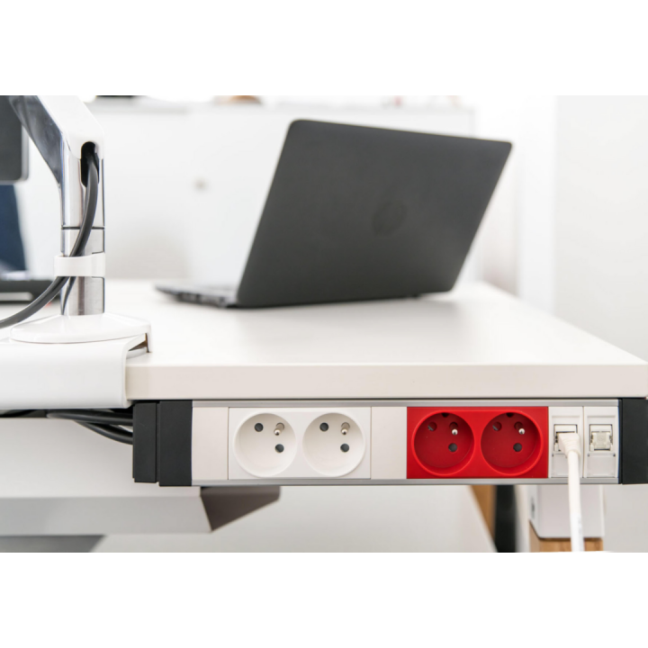 Prise TerCia 2 pôles + terre triple spécial goulotte blanche