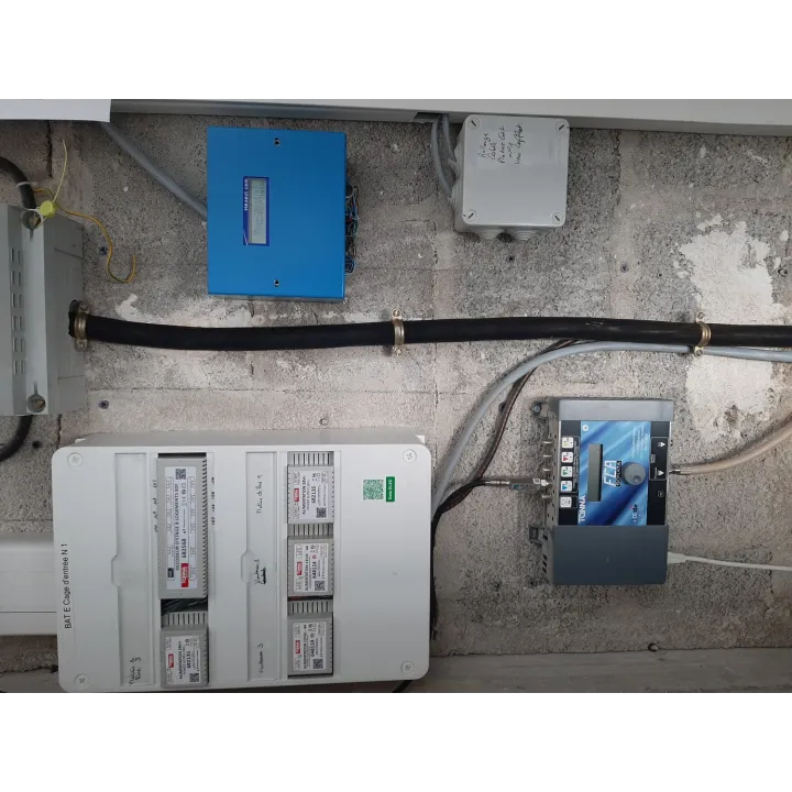 Centrale hexact com, capot Bleu, afficheur, jusqu'à 4 services, câblage 6 fils.