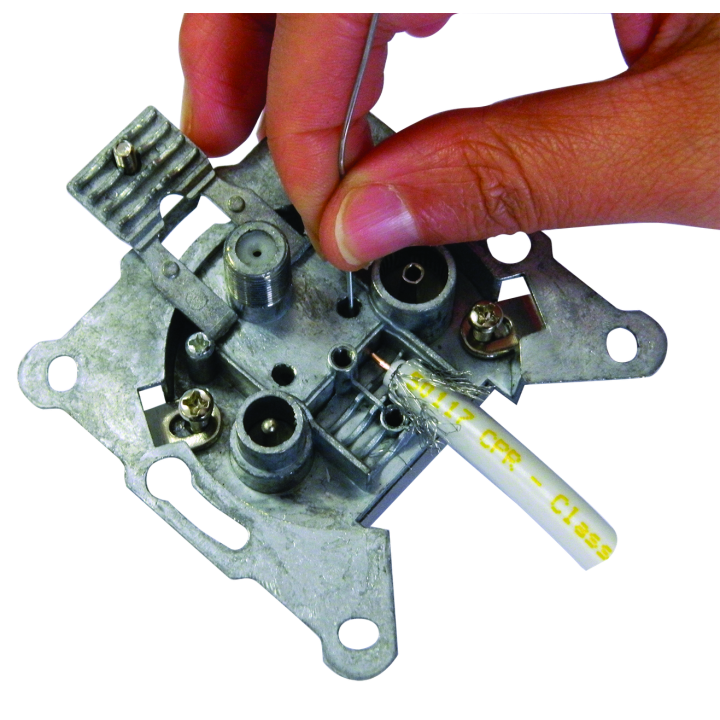 Prise TV -SAT -FM avec socle de mise en saillie.