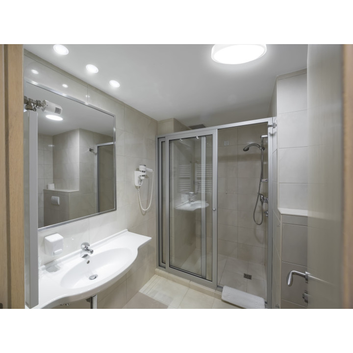 C4 CCT S- Plaf./Appl. Mur IP44 LED intég. 17W 4000K 1250lm, sensor, blanc