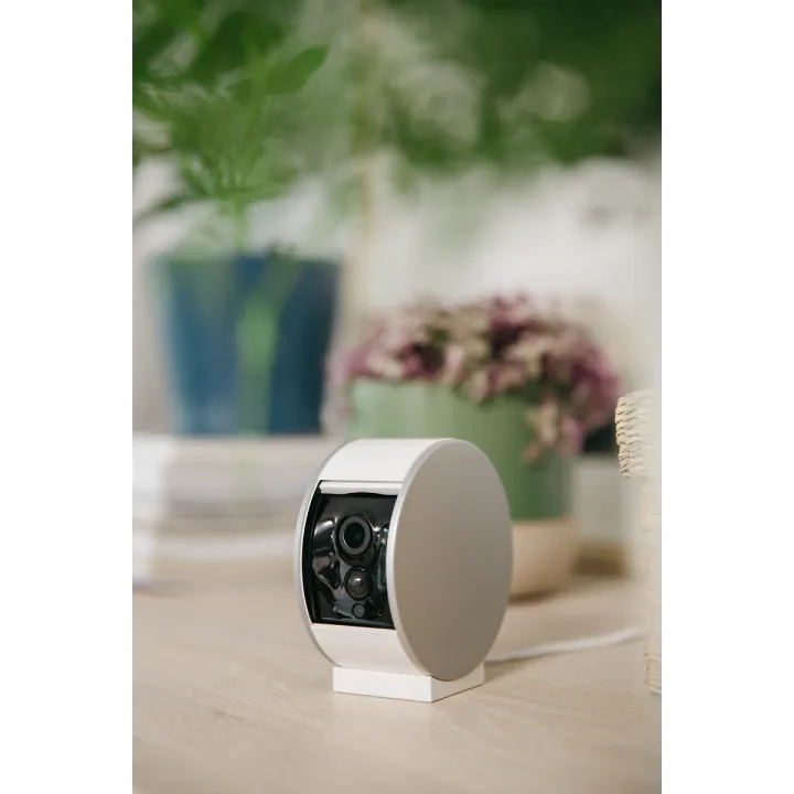 Somfy Indoor Camera équipée d’un volet motorisé pour protéger la vie privée
