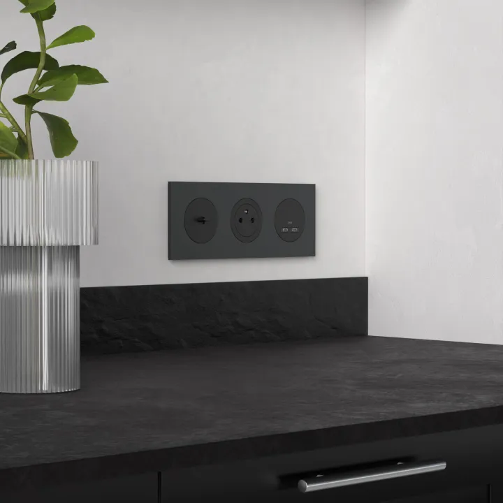 Odace Métal - plaque de finition 3 postes - effet Perle Noire support noir