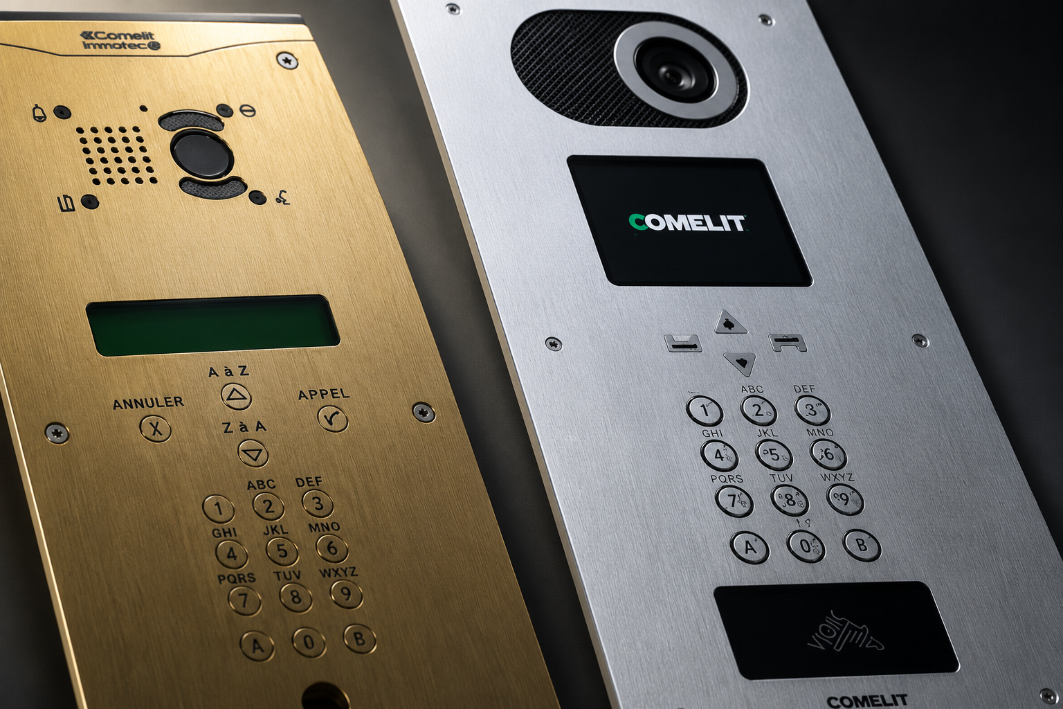 Détail des finitions design et des modules d'une platine de rue Comelit