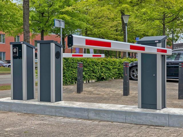 contrôle d'accès parking copropriété avec barrière levante et lecteur de badge