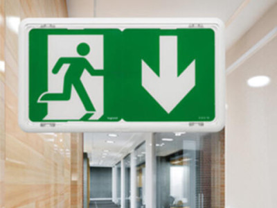 Normes d'installation des BAES : Espacement et signalisation